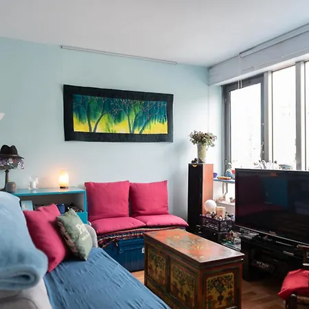 Spacious In Lively Neighbourhood アパート