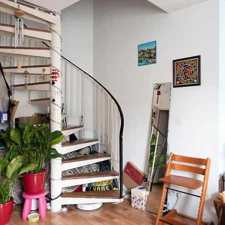 Spacious In Lively Neighbourhood *